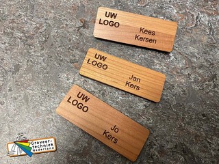 Houten naambadge 70x30mm kersen